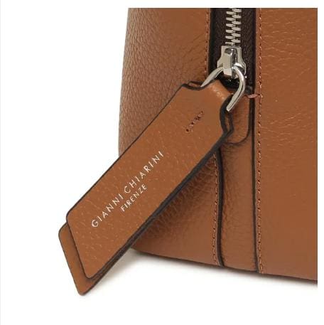GIANNI CHIARINI 棕色皮包特寫。 它有一個金屬拉鍊和一個皮革標籤，上面寫著白色的“GIANNI CHIARINI FIRENZE”。 它是在義大利製造的，散發著永恆的義大利優雅。