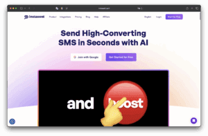 在 Instasent 首頁，有一篇標題說 AI 能在幾秒內發送高轉換率的簡訊。 有 Google 合作夥伴關係，還有一個免費入門按鈕，還有一個由卡通手指示的大紅色按鈕。