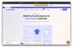 Wisernotify 網站首頁會顯示一個關於建立信任與提升銷售的標題，頂部有導覽選單、藍色襯衫產品圖片，以及一個線上商店的圖像。